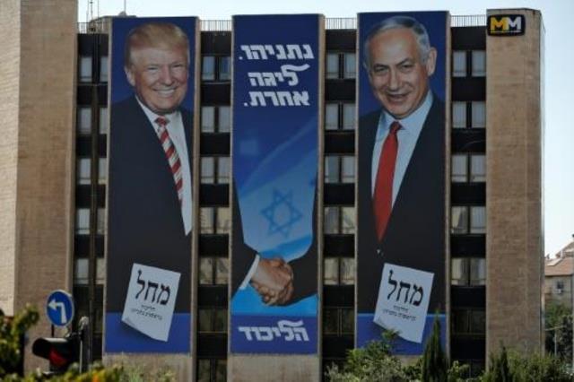لافتة انتخابية لحزب الليكود على واجهة إحدى المباني