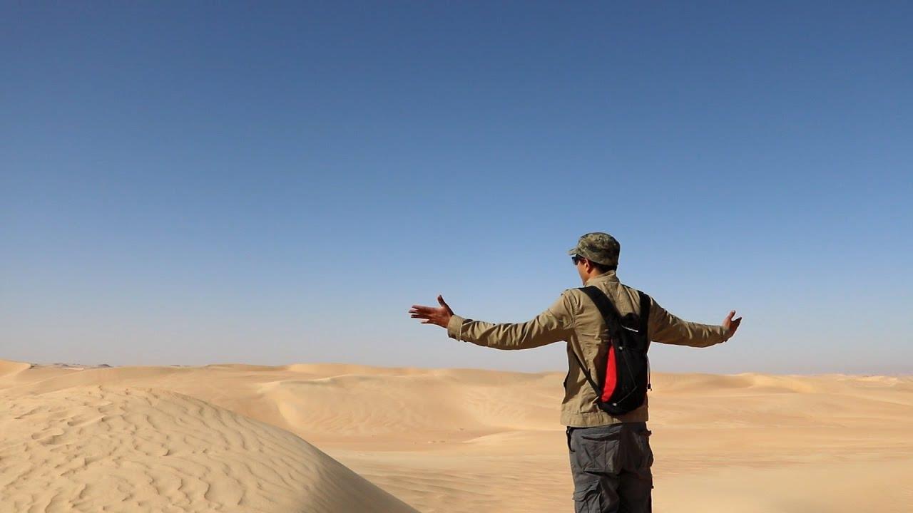 1(محمد شاهين في إحدى جولاته في صحراء سيوة)