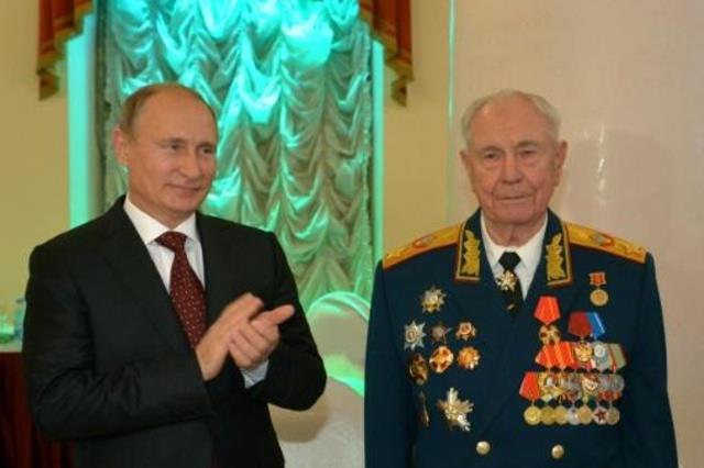 الرئيس الروسي فلاديمير روسي يستقبل الجنرال ديمتري 