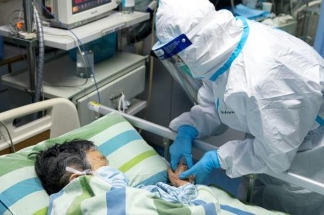 ممرضة تعتني بمريض في مستشفى تشونغنان التابع لجامعة