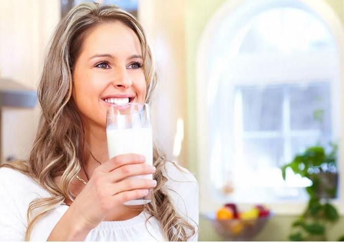 للسيدات: شرب الحليب قد يصيبك بهذا المرض