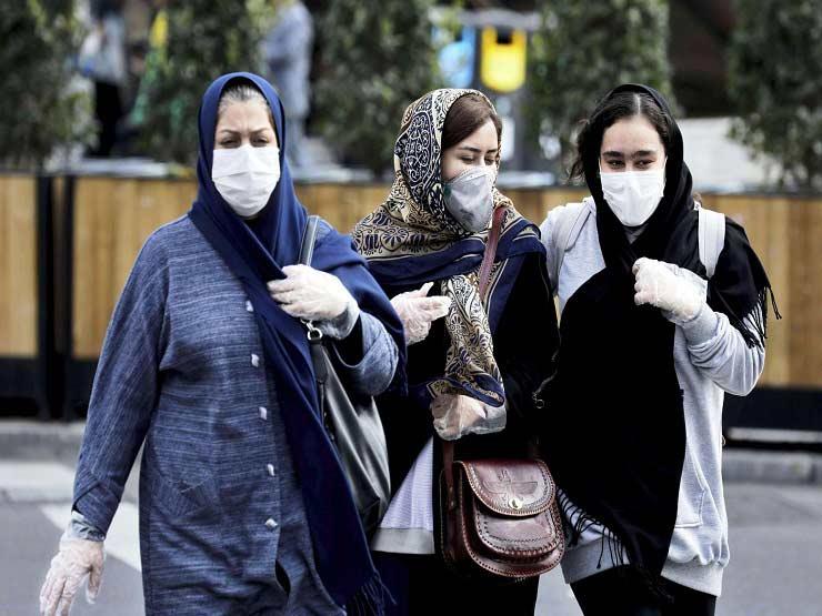 إيرانيات يرتدين الكمامات خوفا من كورونا