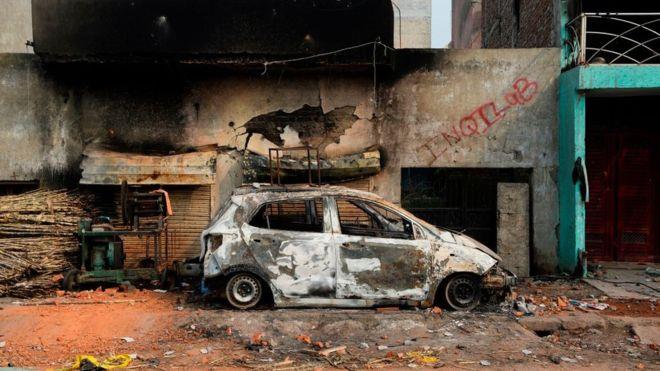 سيارات احترقت أثناء المصادمات في العاصمة الهندية