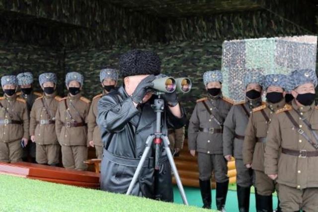 الزعيم الكوري الشمالي كيم جونغ أون يحضر تدريبات عس