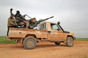 قوات من المعارضة السورية في بلدة تفتناز في إدلب