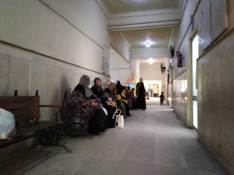 أهالي ينتظرون زيارة ذويهم بإحدى مستشفيات الولادة بالإسكندرية (1)