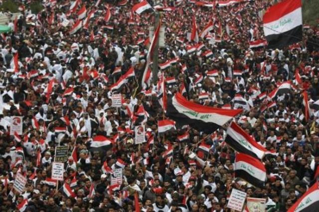 آلاف العراقيين يتظاهرون في بغداد للمطالبة برحيل ال