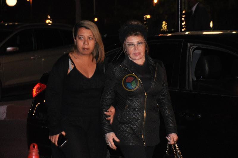 بالصور - نجوم الفن والإعلام يقدمون واجب العزاء في نادية لطفي