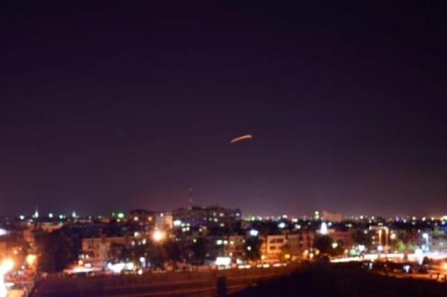 دفاعات جوية سورية تتصدى لأهداف معادية فوق دمشق