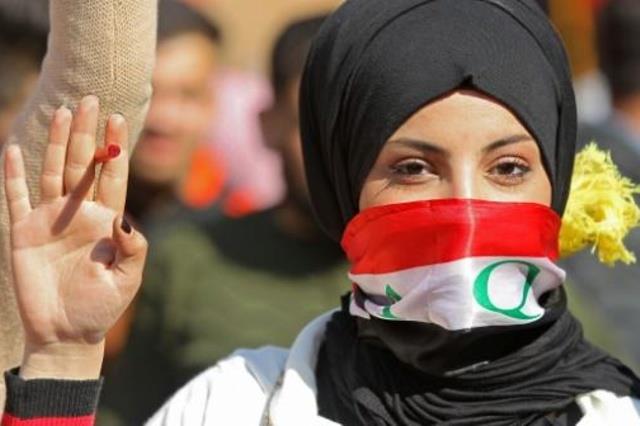 طالبة عراقية تحمل قلما خلال مشاركتها في تظاهرة منا