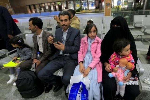 طفلة يمنية تنتظر مع أهلها في مطار صنعاء الدولي