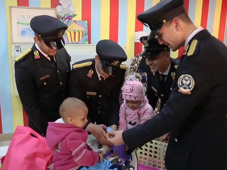 طلبة وضباط أكاديمية الشرطة يقدمون هدايا للأطفال