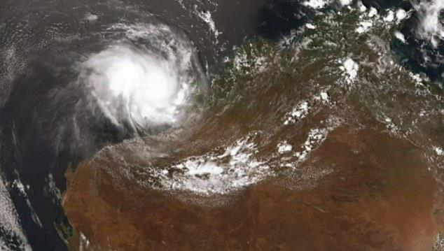 إعصار برياح مدمرة يتجه إلى سواحل أستراليا الغربية