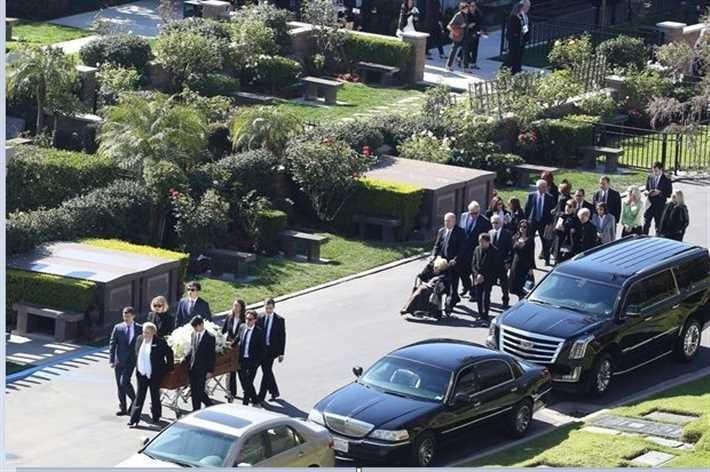 مراسم تشييع جثمان كيرك دوجلاس