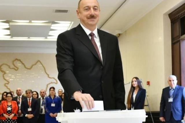الرئيس الاذربيجاني الهام علييف يقترع في الانتخابات