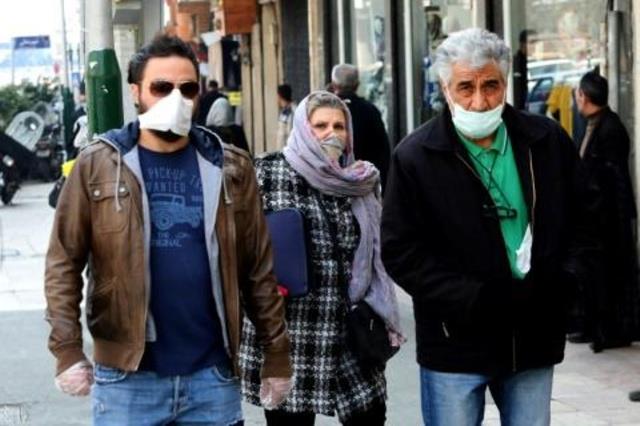 مواطنون إيرانيون يضعون أقنعة للوقاية من فيروس كورو