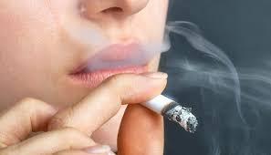 دراسة: آثار دخان السجائر تنتقل إليك حتى في القاعات