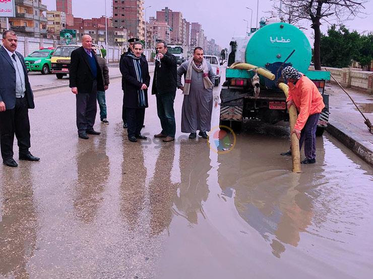 معدات محافظة الغربية تشفط مياه الأمطار من الشوارع