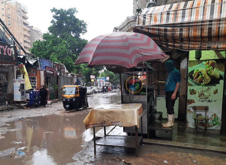 مطعم يفتح أبوابه للمارة المتضررين من الأمطار