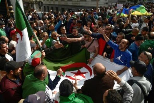 جزائريون يصرون على التظاهر في تحد لانتشار كورونا ا