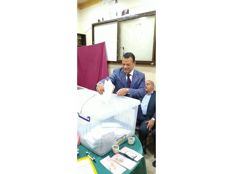محمد عثمان يدلي بصوته في انتخابات المحامين