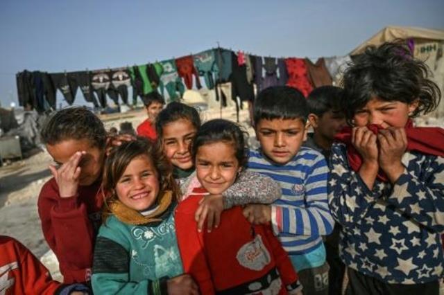أطفال سوريون في مخيم للنازحين أقامته هيئة الإغاثة 