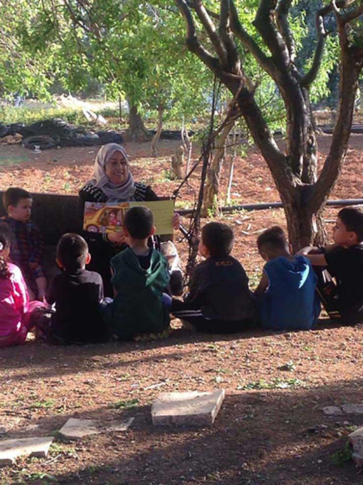 5(إحدى المشاركات في المبادرة أقامت جلسة قراءة أسفل شجرة