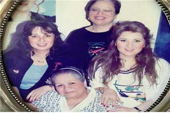 بوسي ونورا وشقيقتهن  هدى ووالدتهن