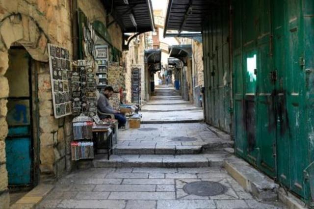  في القدس القديمة بعض من يرى كورونا أسوأ من الحرب
