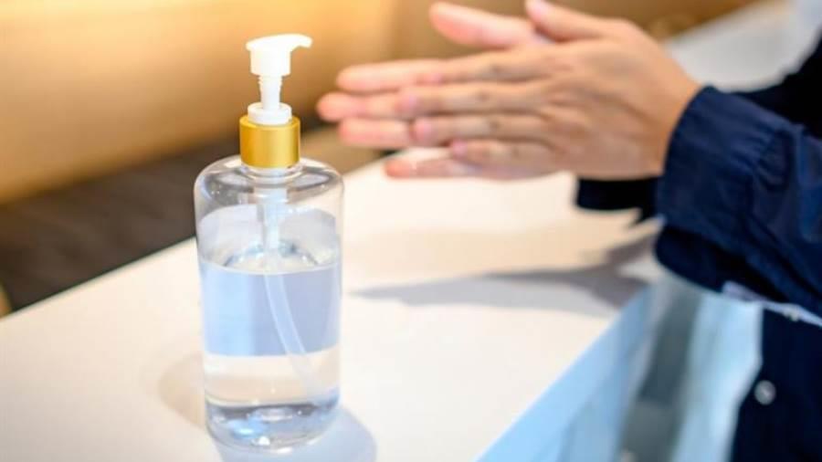 نصائح لحماية يديك من الجفاف الذي يسببه استعمال الم