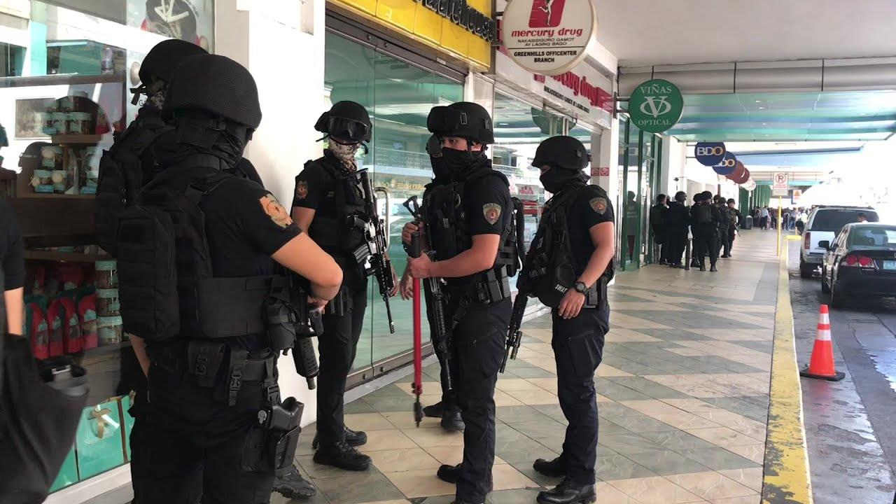 الشرطة تنتشر في مركز تجاري في مانيلا