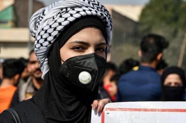 طالبة عراقية تضع قناعا للوقاية من فيروس كورونا الم