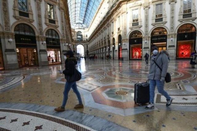 سياح يرتدون أقنعة واقية وسط ميلانو