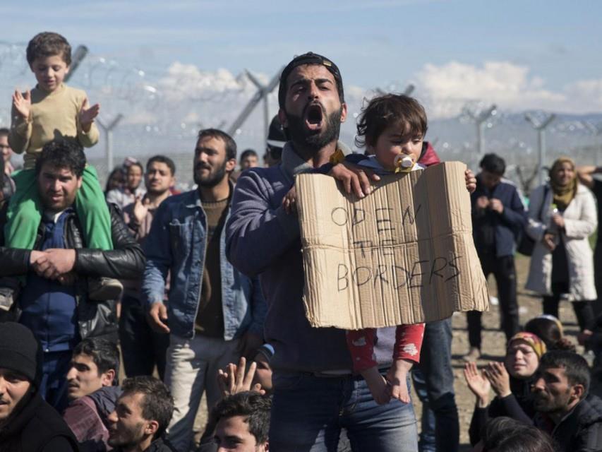 الأشخاص العالقين على حدود اليونان