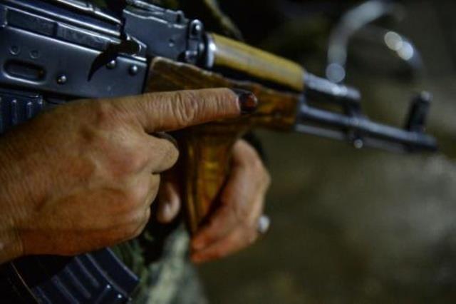 عنصر أمن أفغاني يحمل سلاحه في كابول