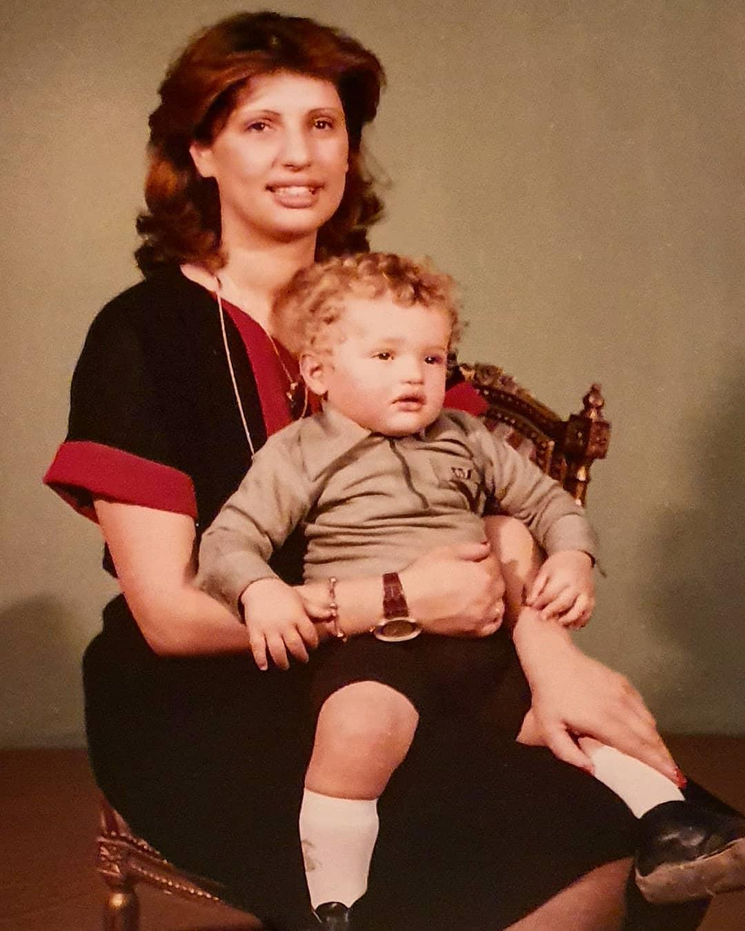 محمد محمودعبدالعزيز مع أمه