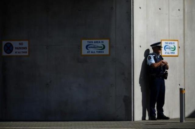 عنصر في الشرطة النيوزيلندية خلال صلاة الجمعة قبل ي