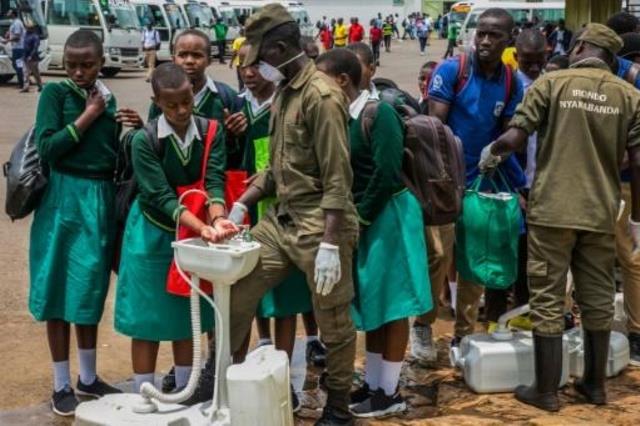 تلاميذ روانديون يغسلون أيديهم في العاصمة كيغالي في