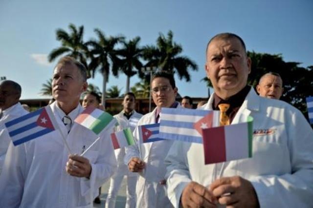 أطباء وممرضون كوبيون قبيل انطلاقهم إلى إيطاليا في 