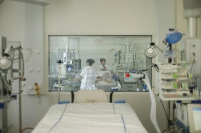 غرفة إنعاش في مستشفى في ضاحية باريس عام 2013