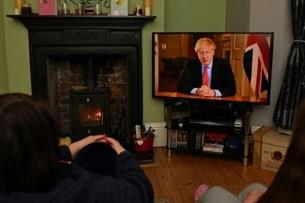 عائلة تتابع خطاب رئيس الوزراء البريطاني بوريس جونس