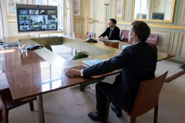 الرئيس الفرنسي إيمانويل ماكرون خلال اجتماع عبر الف