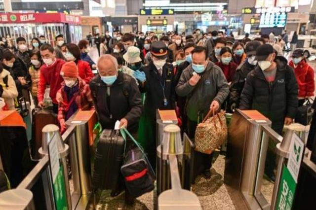 مسافرون إلى مدينة ووهان الصينية في محطة شنغهاي للق