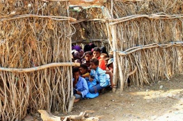 تلاميذ يمنيون نازحون يفترشون الأرض في مدرسة موقتة 