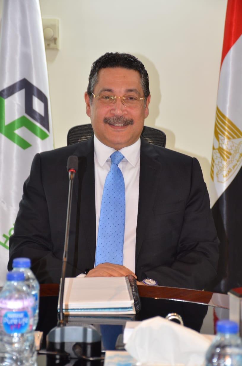 حسن غانم رئيس مجلس ادارة البنك