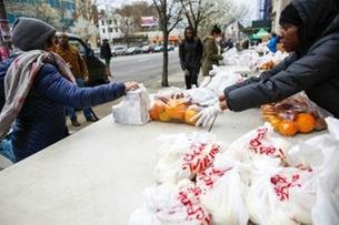 متطوعون من سيتي هارفست يوزعون الطعام في حي هرليم ب
