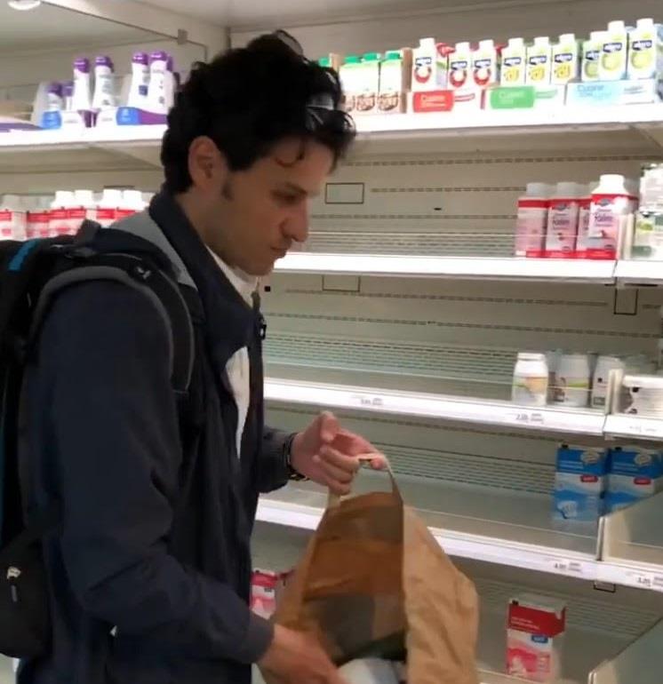 لاجئ سوري يتسوق لأجل المسنين في سويسرا