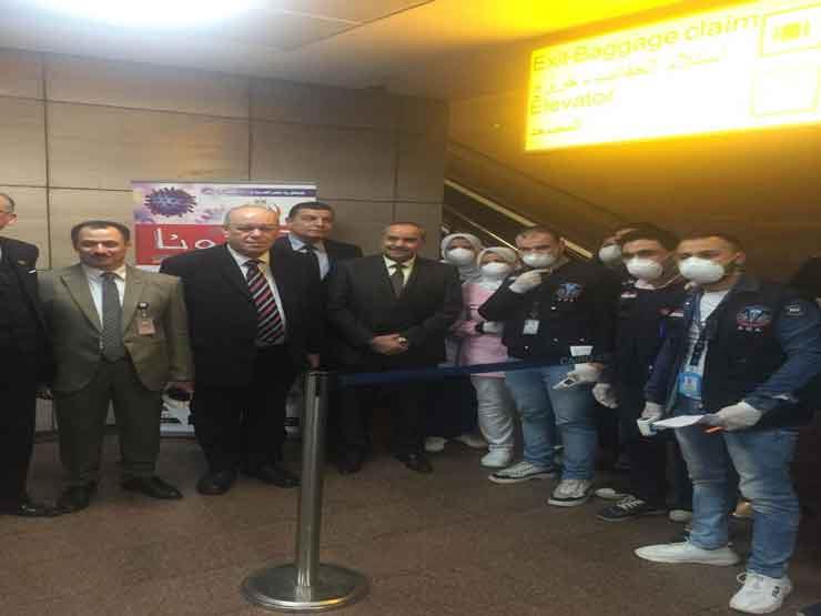  وزير الطيران يتابع الإجراءات الوقائية بمطار القاه