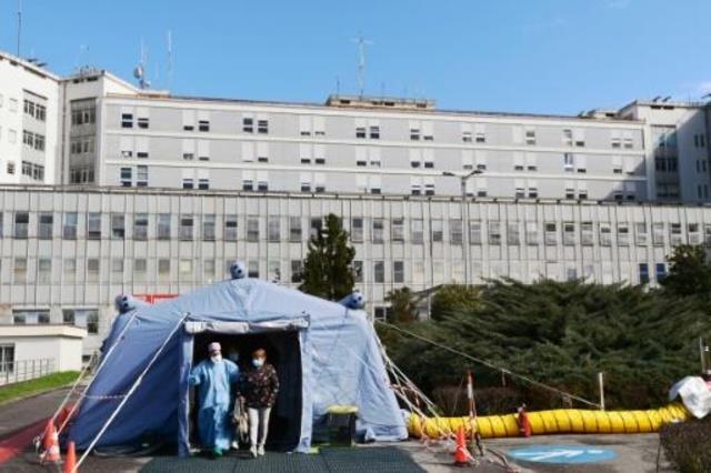 امرأة تغادر خيمة طبية للفحص اقيمت أمام مسستشفى في 