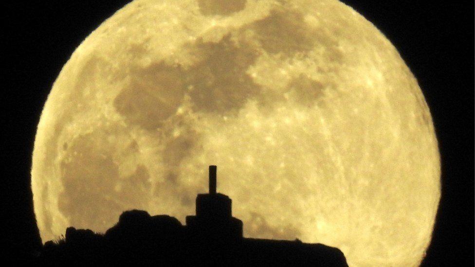 آخر ظهور لقمر الدودة العملاق في إسبانيا.. الصورة م